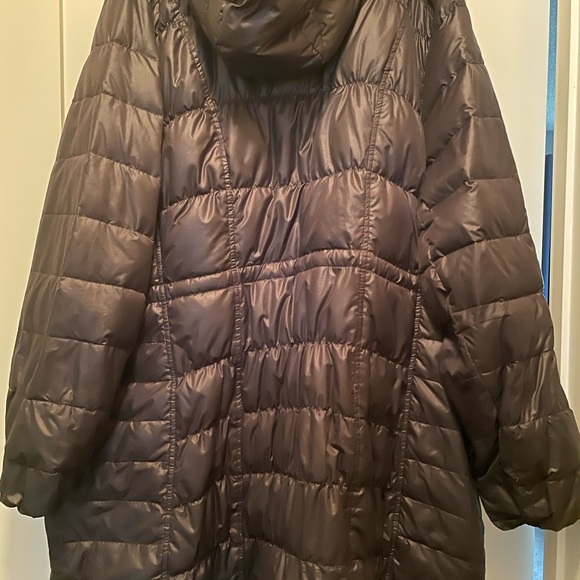 Women’s above the knee puffer coat (Athleta), lightweight but warm. - Picture 2 of 3